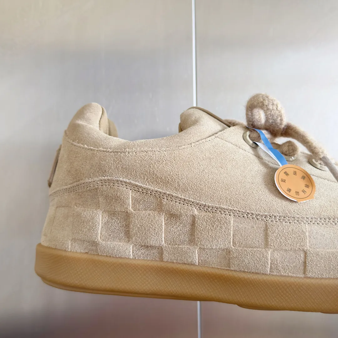 [L Family x Ingo joint model] Top P: 820💰 ▪️Size: Women's 35-40 (customized at 41.42 for women). Men's 39-44 (customized at 38.45.46) LV x Ingo joint model Top version Fatty Forrest Gump shoes Thick sole Couple model Casual sports shoes Original purchase and development Production LV Yeti lace-up shoes from LV Yeti The series combines Japanese "small feet" fashion aesthetics with classic Louis Vuitton elements in avant-garde strokes, subtly paying tribute to the traditional Japanese culture of taking off shoes when entering the house. The suede cow leather is partially embossed with Nigo's reinterpreted Damier pattern, and the comfortable casual shoe configuration highlights street style. Exquisite packaging at the delivery counter🛍📦 ▪️Fabric: Original imported first-layer cowhide ▪️Inner lining: Original custom-made breathable mesh ▪️Sole: Original molded non-slip TPU material ▪️Sole thickness: 5CM